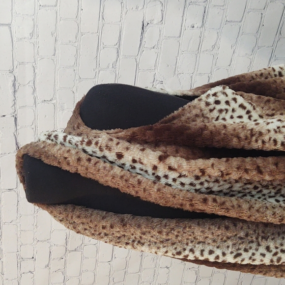 Animal Print Faux Fur Vest - Picture 3 of 10